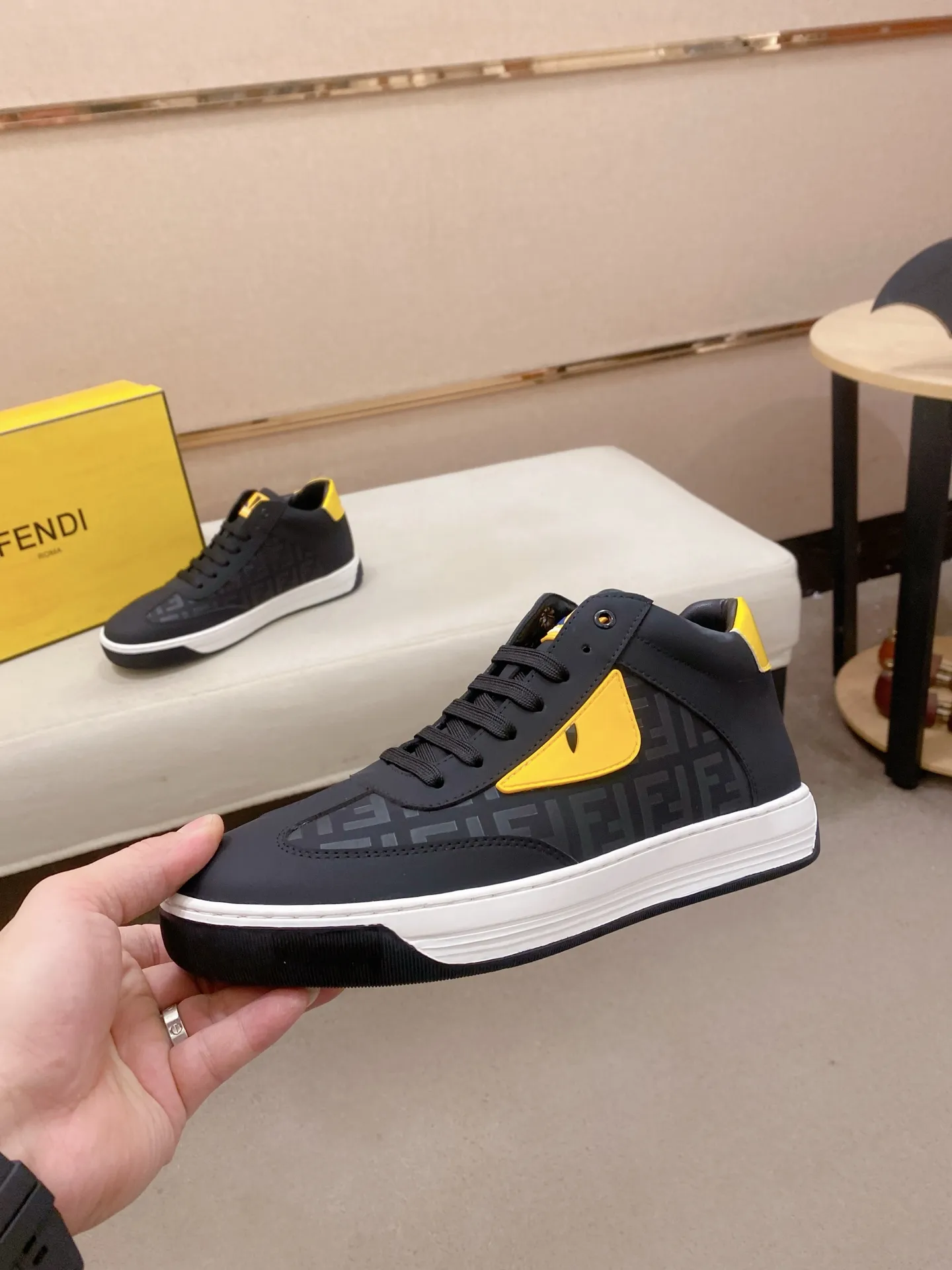 Factory price: 420💰[Fendi] Fendi’s latest men’s casual shoes! Available at counters simultaneously! A one-to-one replica of the original. All imported official website one-to-one cowhide fabric. The interior is made of top-grade sheepskin, and the original factory-supplied rubber outsole is used. Leading new fashion concepts. Matching code: 38-44. (can be customized for 45 non-refundable)
